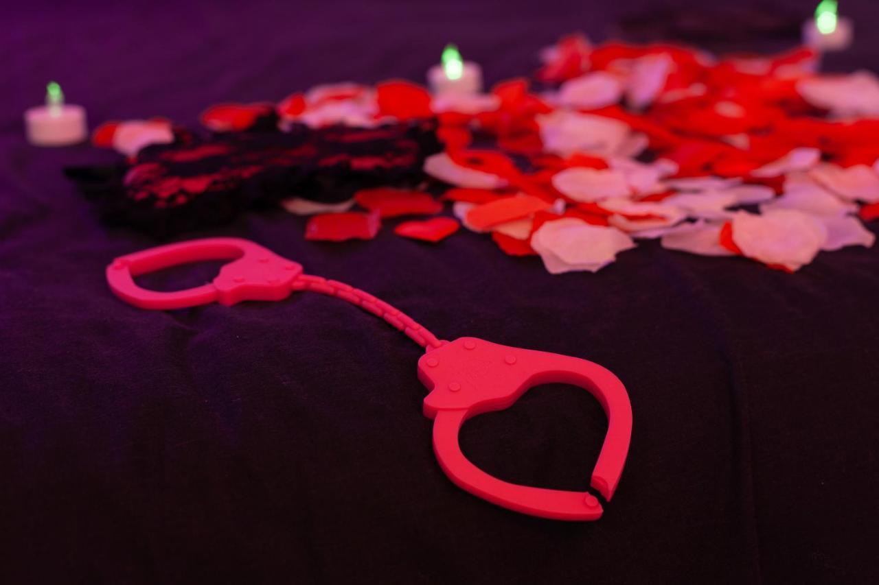 Love Room Avec Balneo Тулон Экстерьер фото