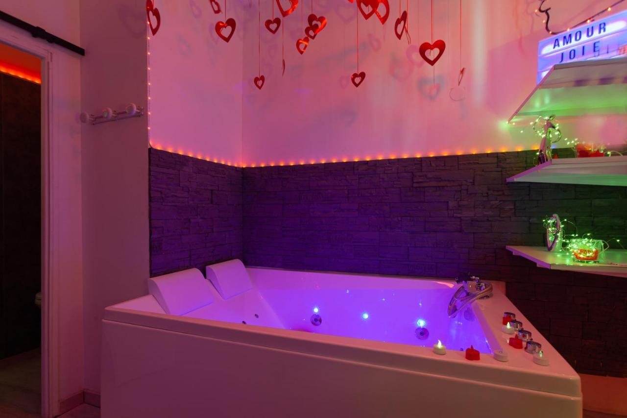 Love Room Avec Balneo Тулон Экстерьер фото