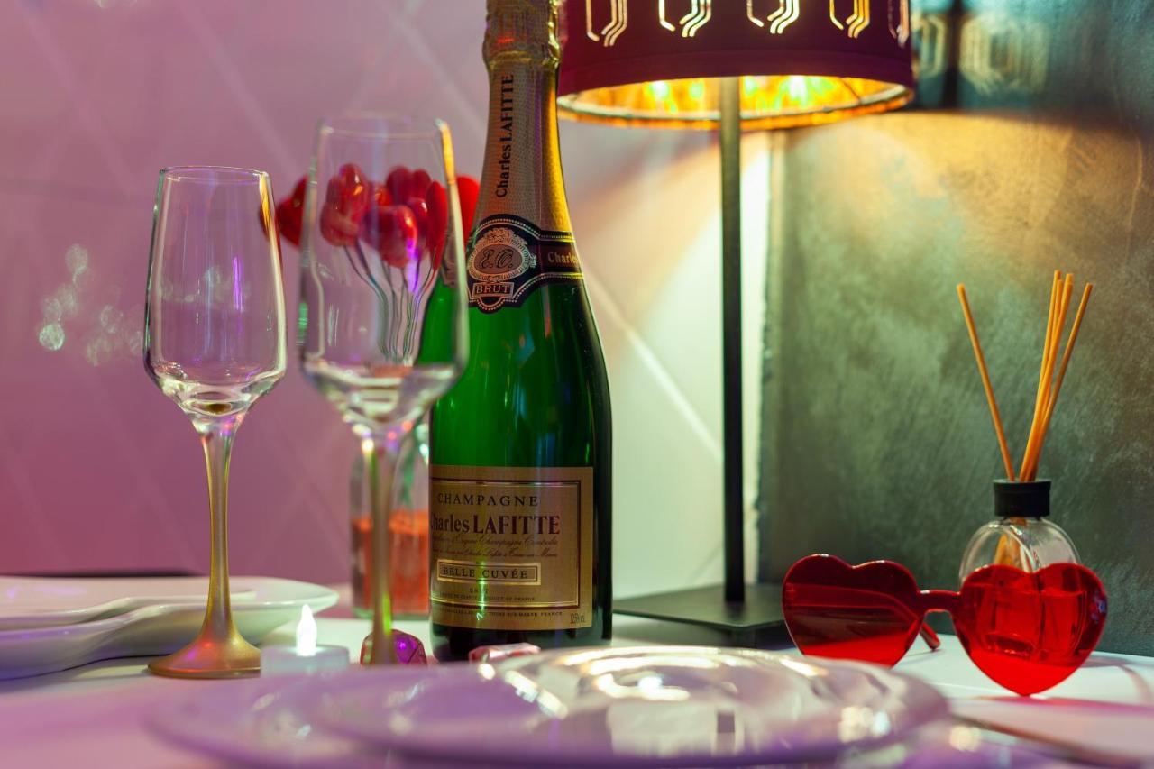 Love Room Avec Balneo Тулон Экстерьер фото