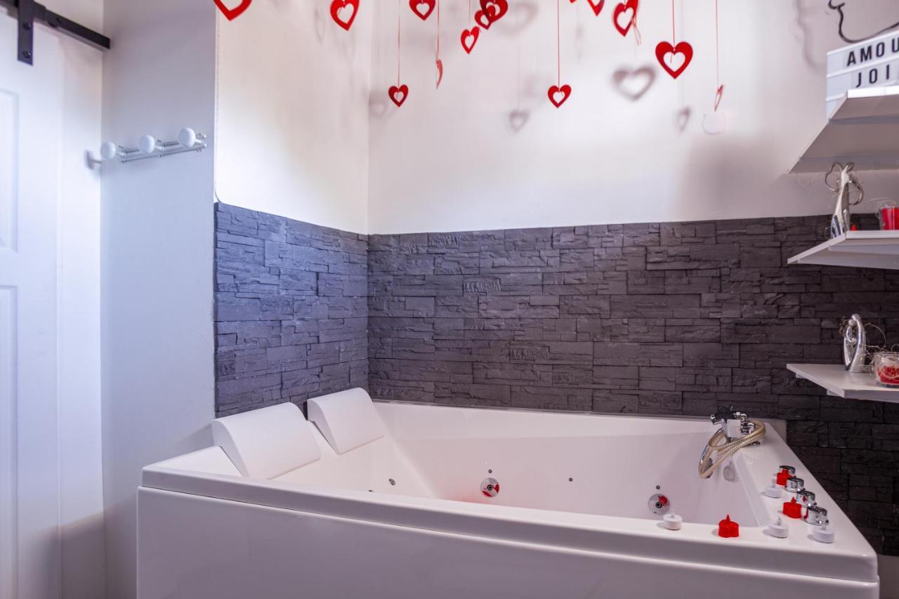 Love Room Avec Balneo Тулон Экстерьер фото