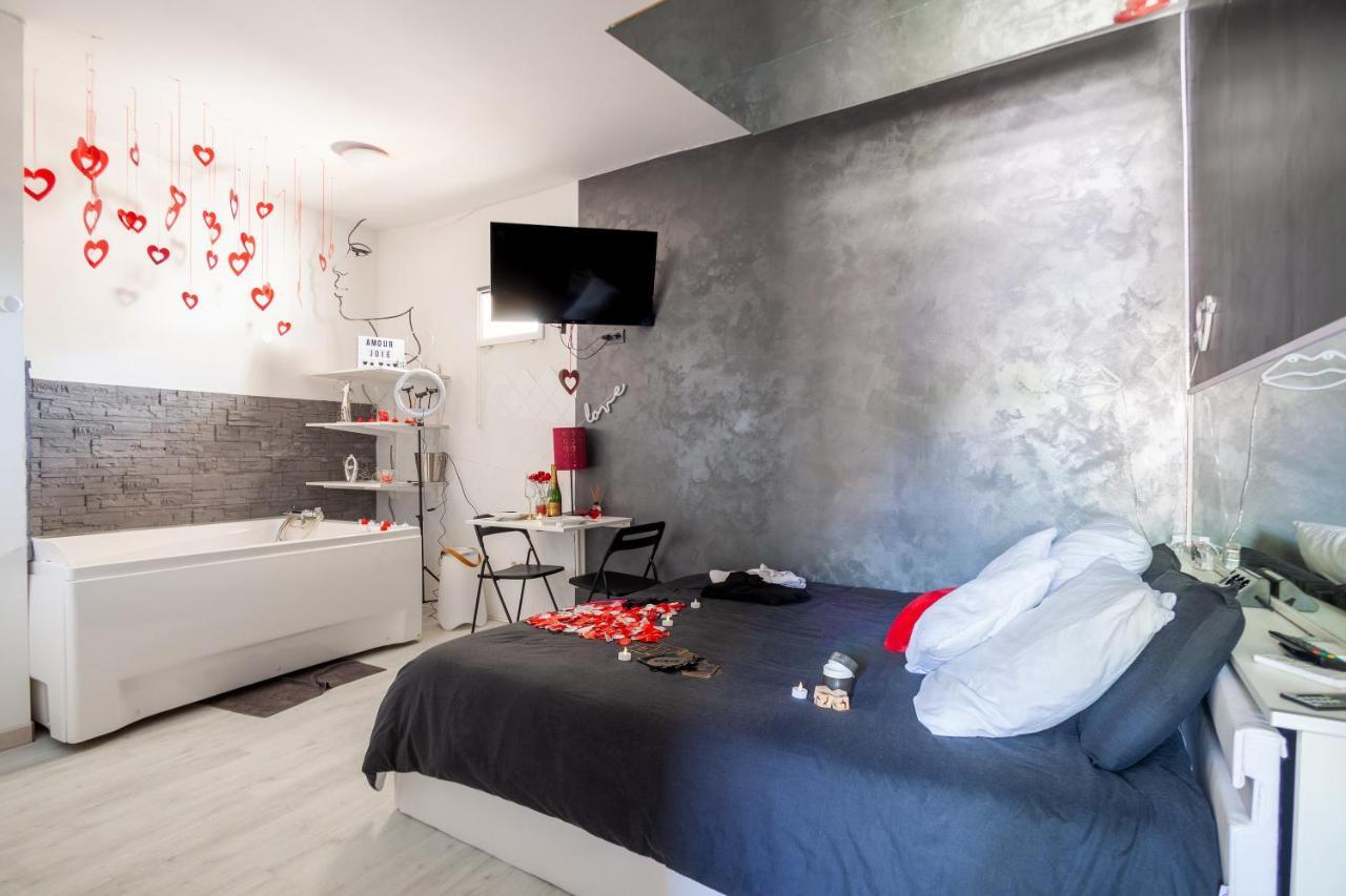 Love Room Avec Balneo Тулон Экстерьер фото